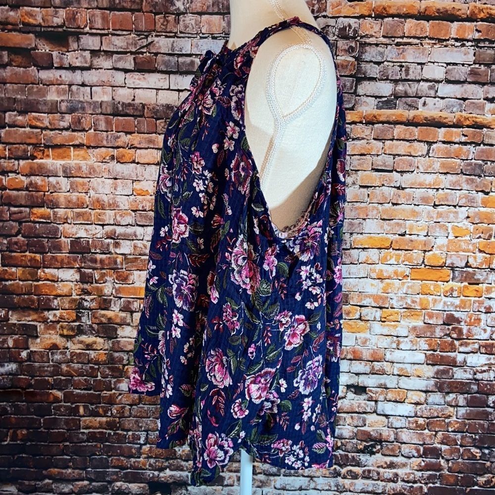 NWT Torrid Navy Floral Crinkle Gauze Blouse - Picture 4 of 9